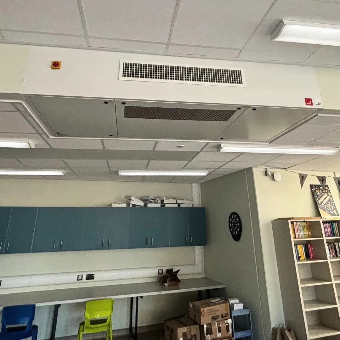 Eversky ingebouwd in het systeemplafond van een klaslokaal met boekenkasten