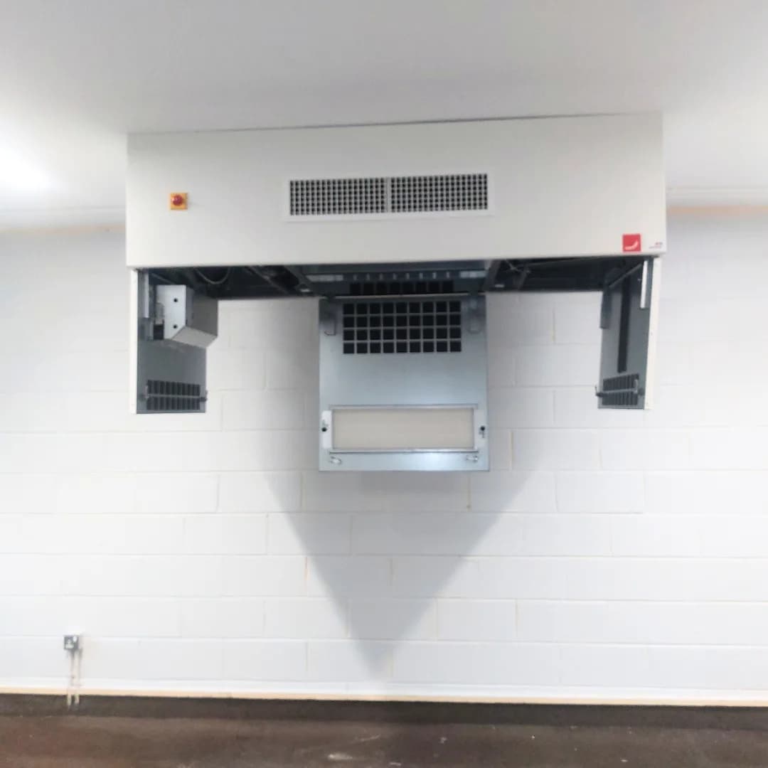 Eversky aan de wand met de onderpanelen opengeklapt, zodat filters en ventilatoren van onderaf bereikbaar zijn